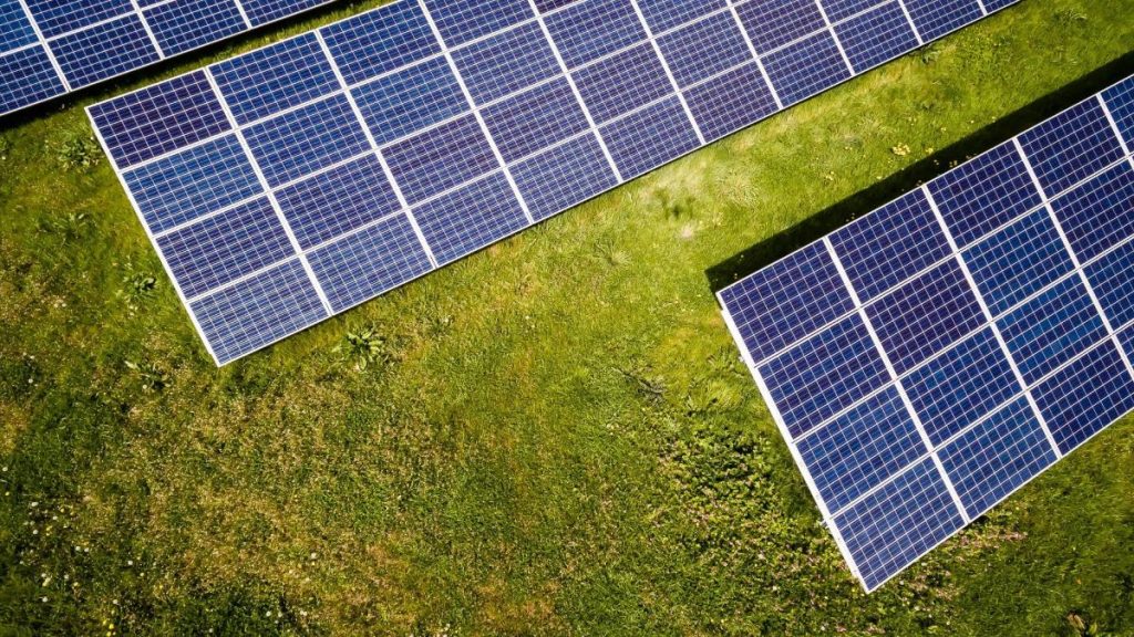 Solarmodule unter blauem Himmel