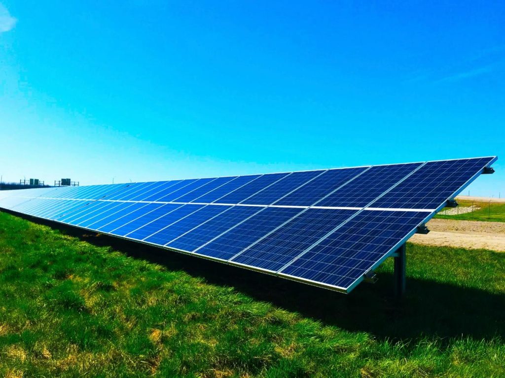 Solarmodule unter blauem Himmel